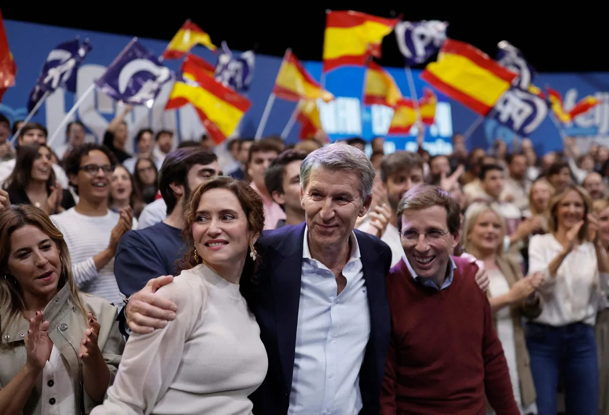 Feijóo lanza la precampaña prometiendo "responder a la mafia con democracia" y Ayuso carga contra la acampada de Sol manejada por "un grupo con antecedentes terroristas"