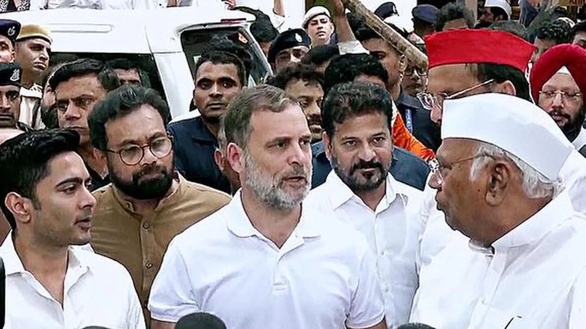 Rahul Gandhi arrives in Chennai for ‘Chhatron ki Goonj’ event and meeting with CM Vijay