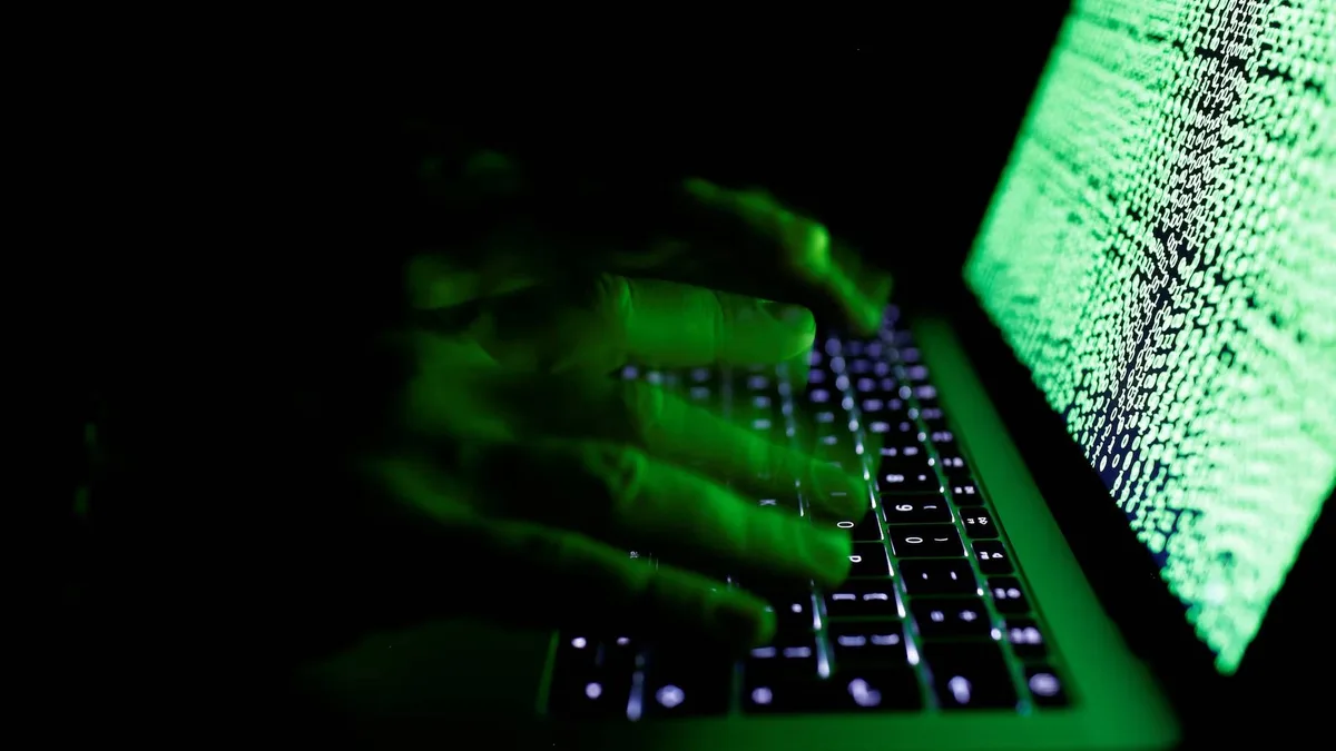 Qué es el stalkerware y por qué permite a los espías leer mensajes, rastrear ubicación y activar micrófono