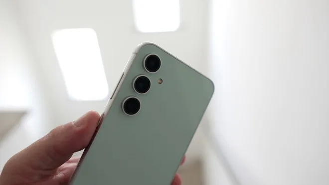 Atualização adiada: Galaxy S23 FE vai demorar um pouco mais para receber One UI 9.0