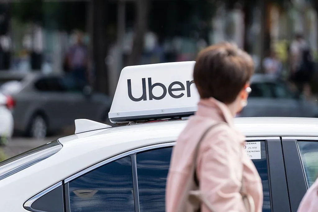 Uber é condenada a pagar R$ 205 milhões à família de jovem que morreu na Califórnia depois de motorista a abandonar na rodovia