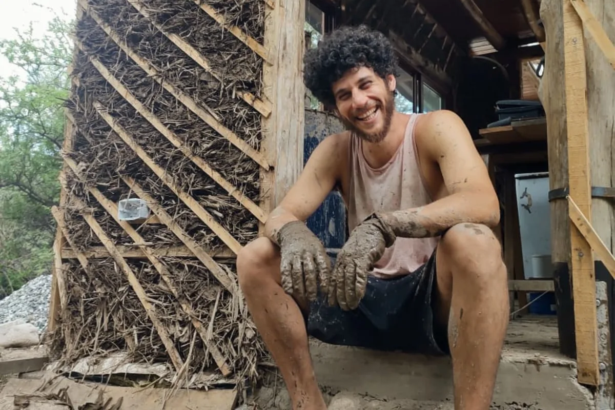 Jerónimo, el hijo de Julián Weich que se alejó de los lujos y construyó su propia casa hippie en Córdoba