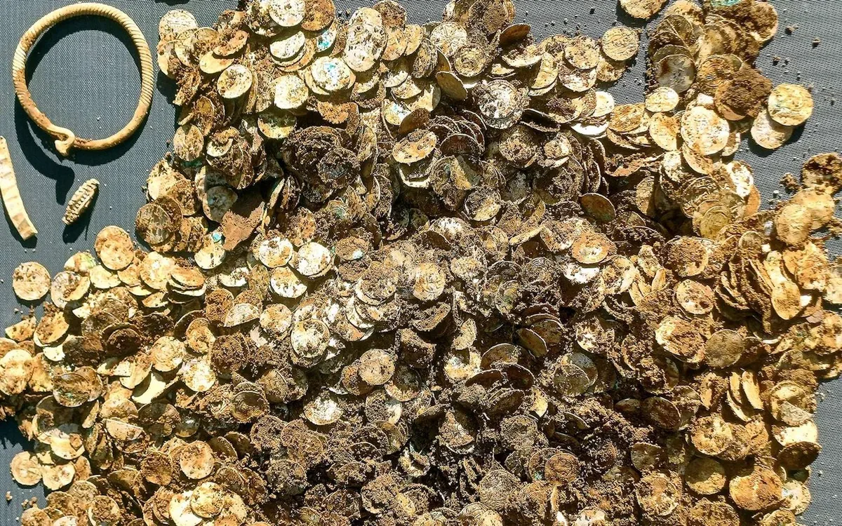 Un Finlandais découvre en forêt un trésor record de l’époque viking… qui n’a peut-être jamais été viking, vue la trouvaille !