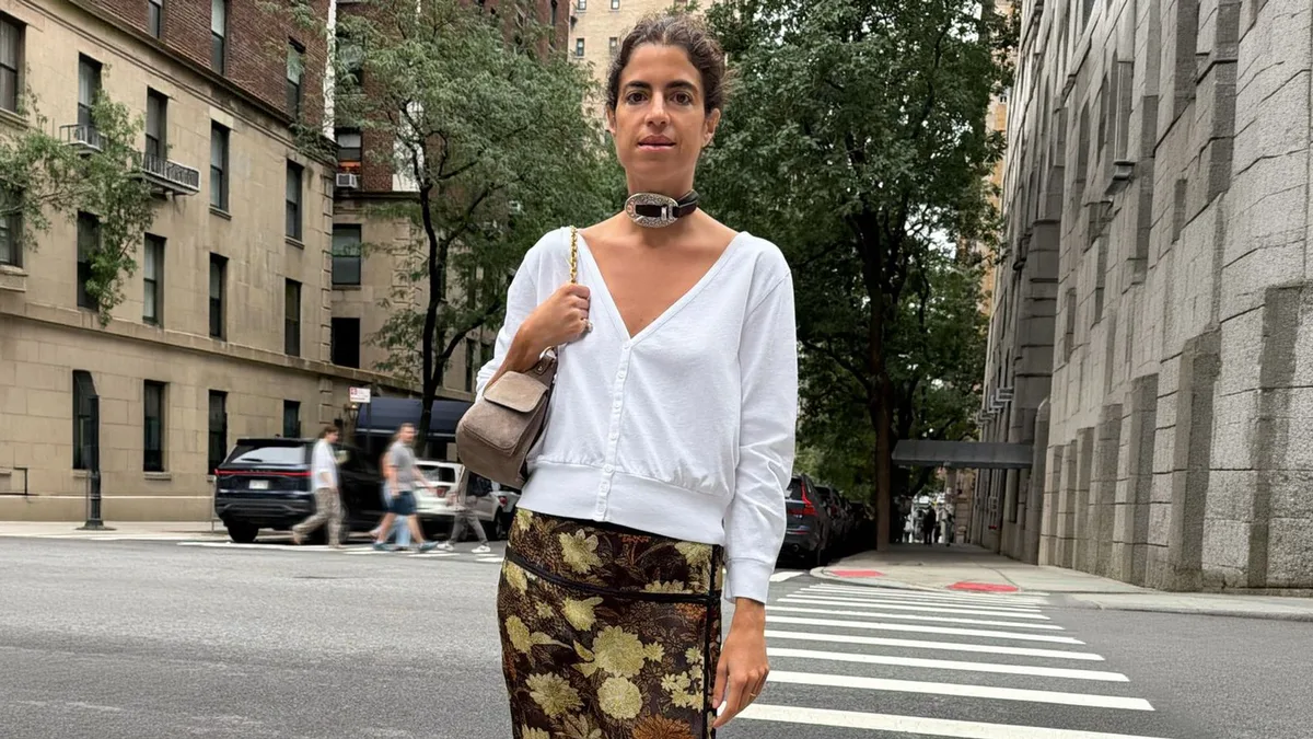 Zara lanza 4 faldas midi especiales para estrenar ahora y seguir llevando con botas en otoño-invierno