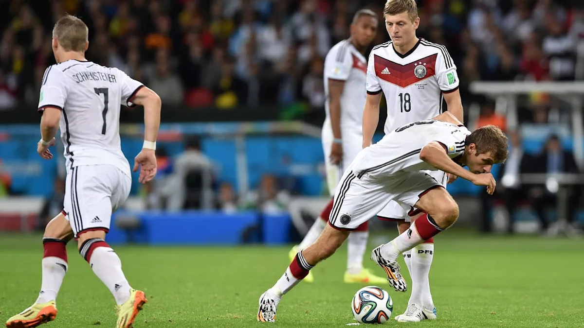 Hoppla! - Freistoß-Fail erinnert an Thomas Müller