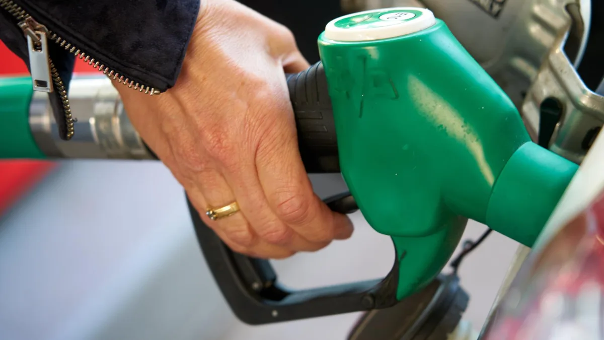 Prix des carburants : le spectre du litre à trois euros à la pompe est-il vraiment crédible ?