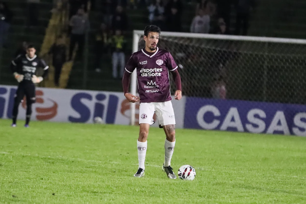 Com suspensão de titular na zaga, Zé Vitor enaltece defesa da Ferroviária para jogo decisivo