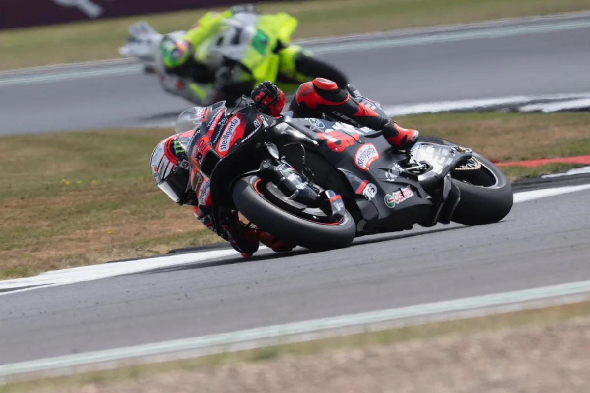 Претендент на титул MotoGP Бедзекки упал в первом повороте спринта в Индонезии