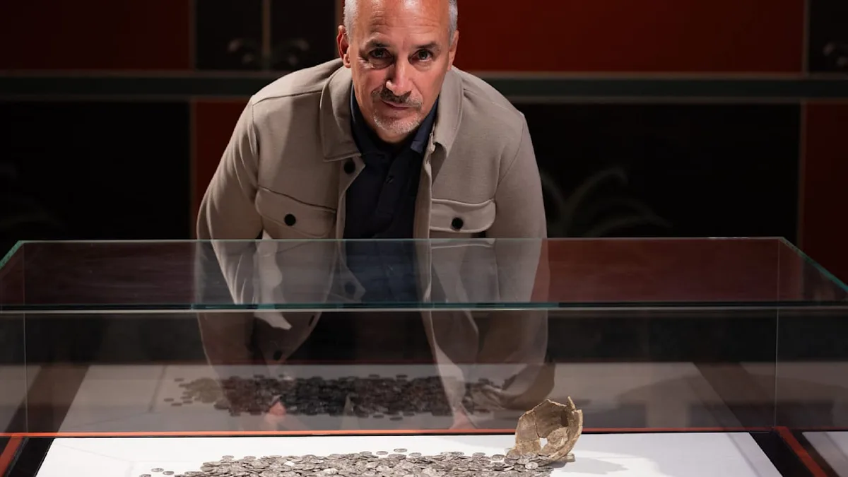 Jahrhundertfund auf dem Acker - Deutscher entdeckt größten Römer-Schatz aller Zeiten