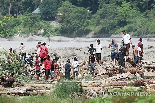 [네팔 대홍수] 빠른 대피 지시로 학생 900명 구한 교장…6세 소녀도 극적 구조