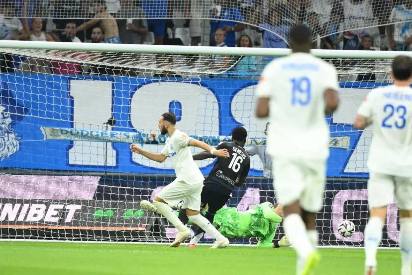 Retrouvez en vidéo la reprise tout en toucher d'Amine Gouiri, premier buteur de la saison de Ligue 1 lors d'OM-Strasbourg