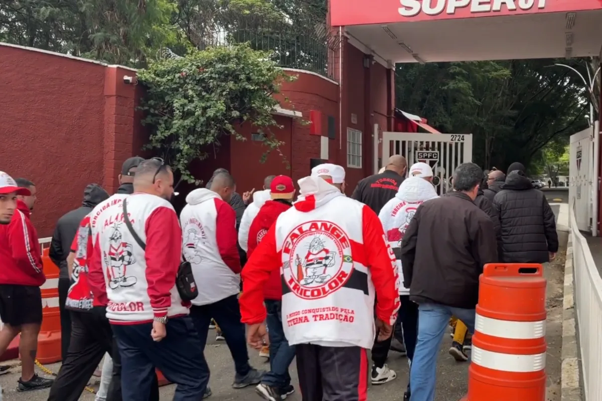 Torcidas organizadas se reúnem com elenco do São Paulo: "Salário atrasado"