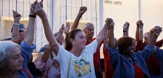 Gegen Abrisspläne von Donald Trump: Protestierende bilden Menschenkette um Kennedy Center