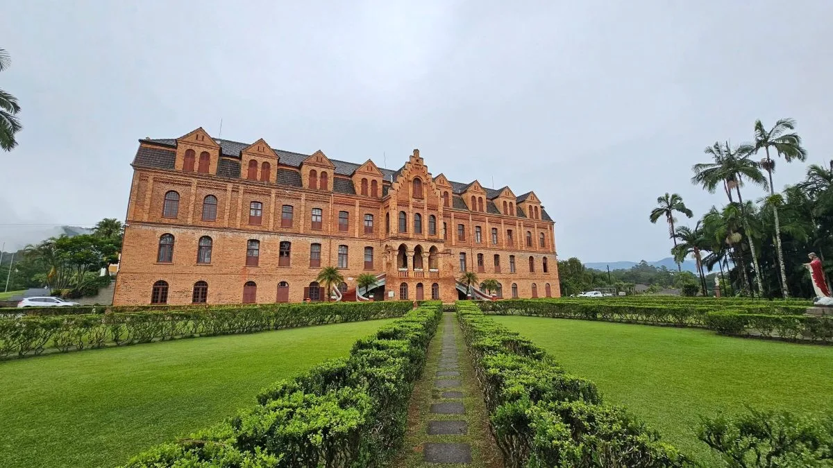 ‘Castelo’ de conto de fadas em SC esconde museu, jardins e uma história que começou em 1929
