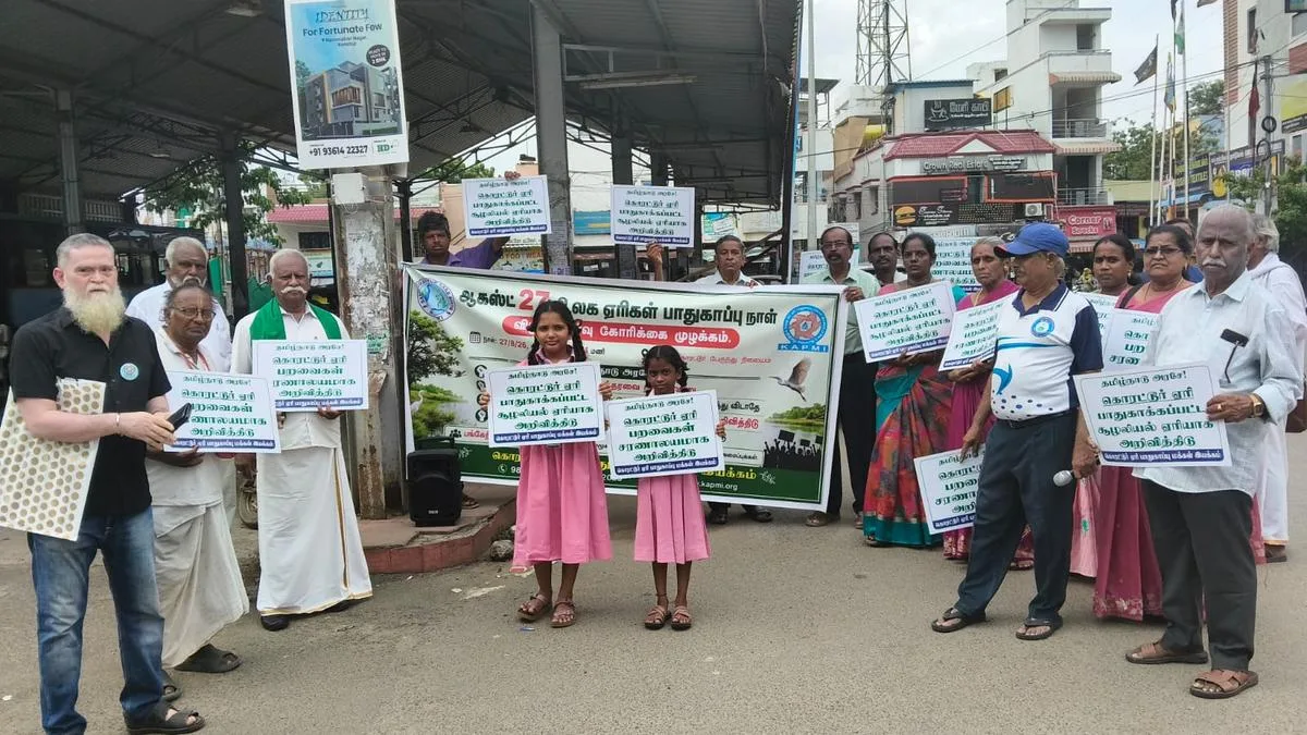 Volunteers raise slogans for Korattur lake restoration