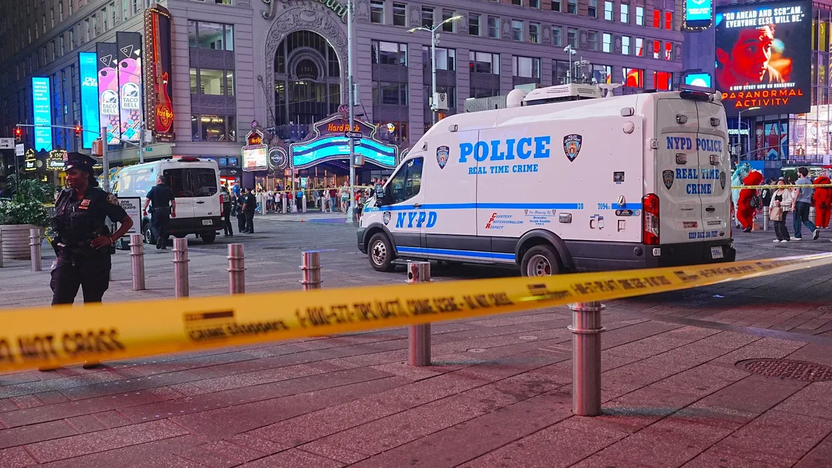 Une femme poignarde deux personnes à New York dans le quartier touristique de Times Square faisant un mort, l'assaillante abattue par la police
