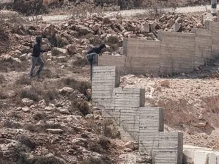 En Cisjordanie, des dizaines de colons israéliens attaquent un village palestinien