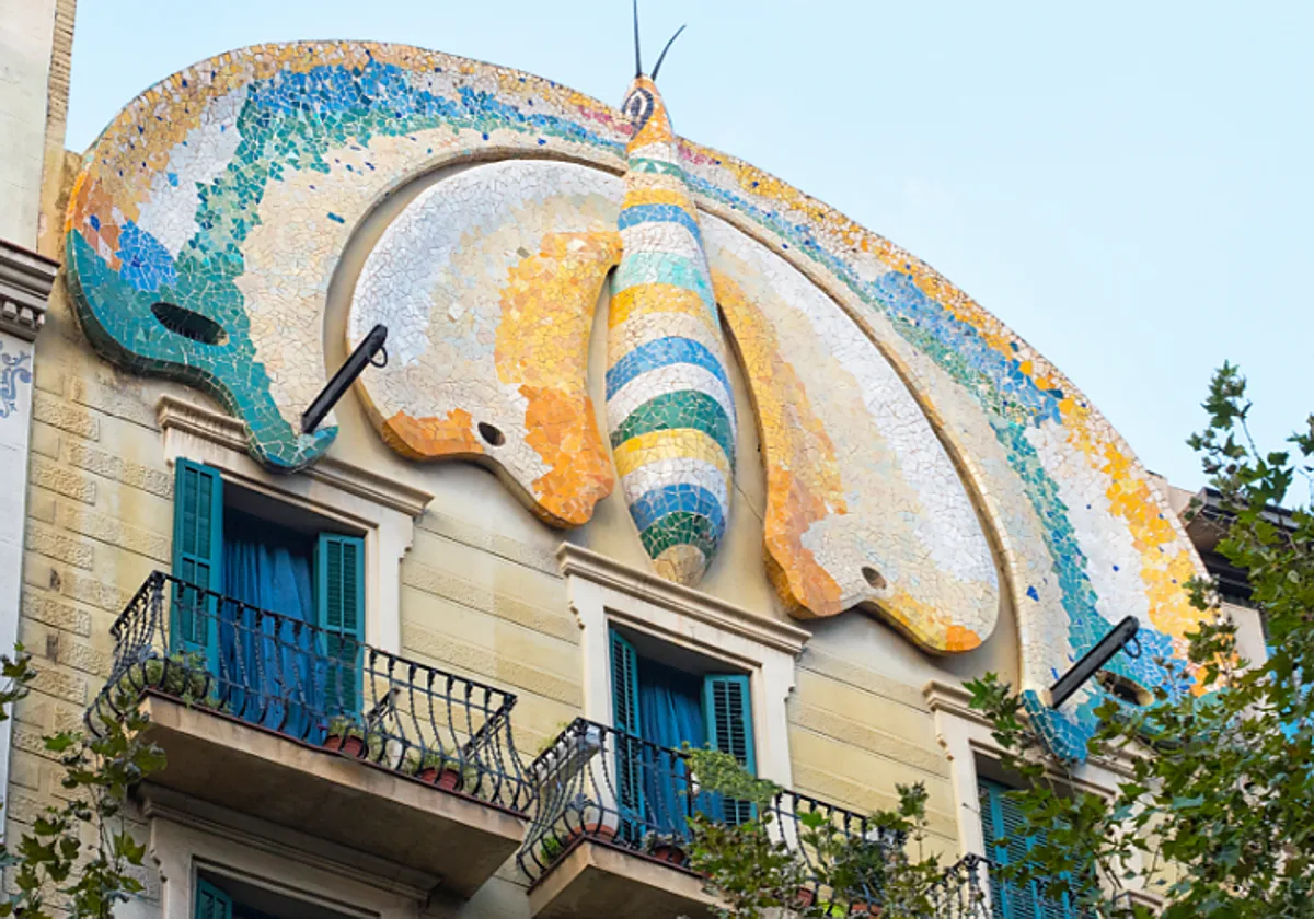 Vecinos de un bloque modernista de Barcelona exigen al Ayuntamiento que lo expropie sin beneficio: «Queremos contratos indefinidos»
