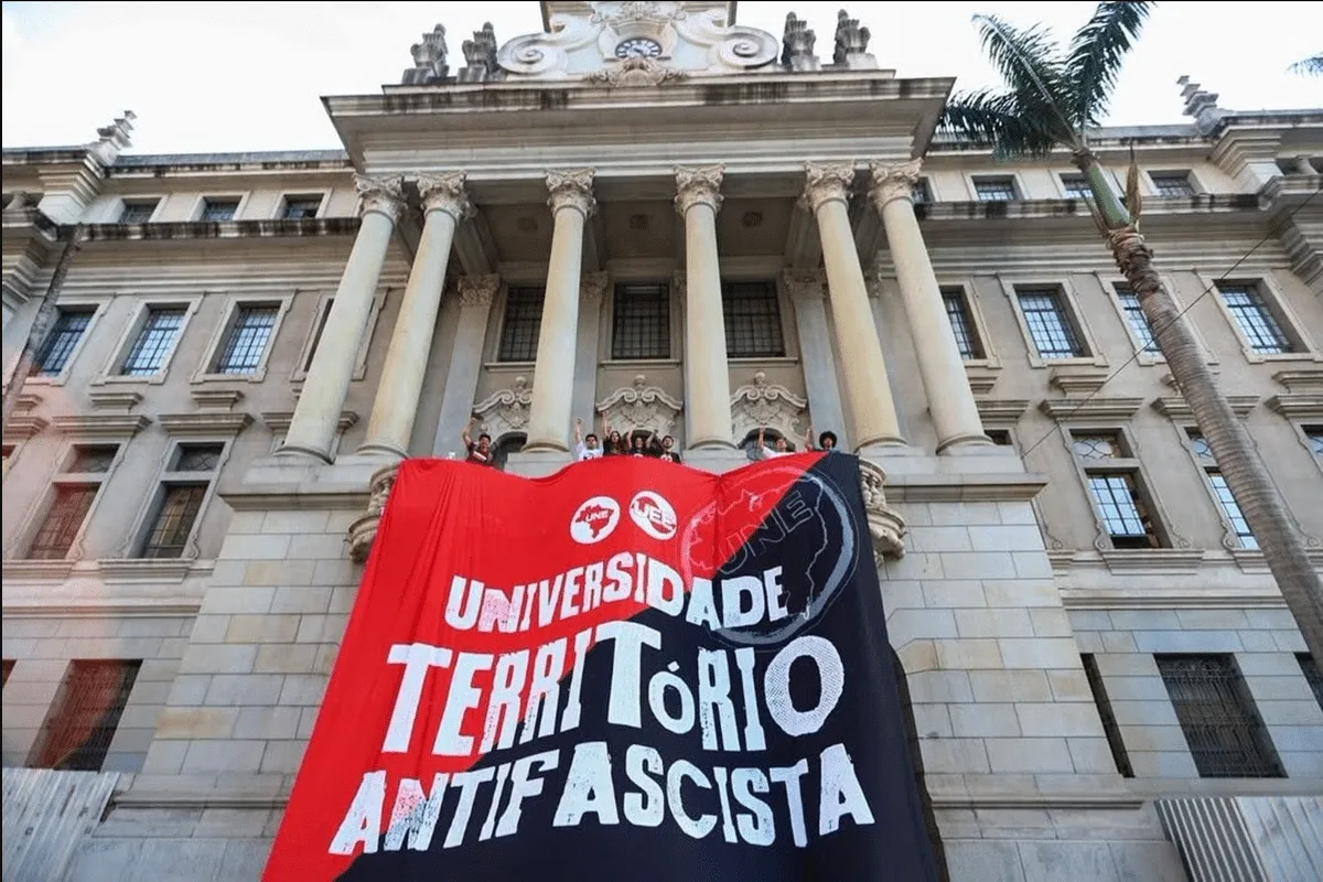 Faixa antifascista é estendida na USP antes de evento com Renan Santos