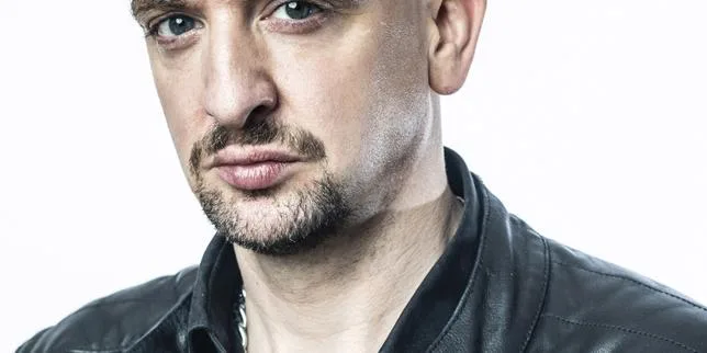 Samuel Dock, un psychologue clinicien qui dit tout de son rapport fétichiste au latex dans un autoportrait cru et raffiné