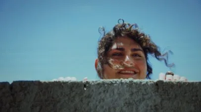 ‘Morte e Vida Madalena’ é retrato bem-humorado de produção caótica e protagonista em crise