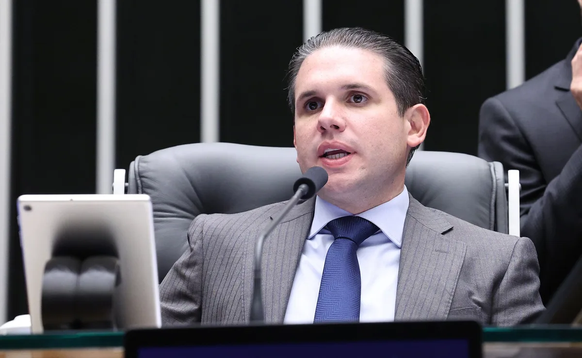 Centrão se antecipa a movimento do PL e reedita aliança para reeleger Hugo Motta presidente da Câmara