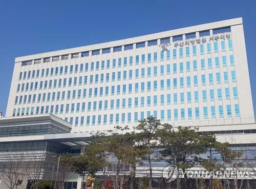 대선 후보 벽보 찢어 가져간 50대 여성에 벌금 100만원