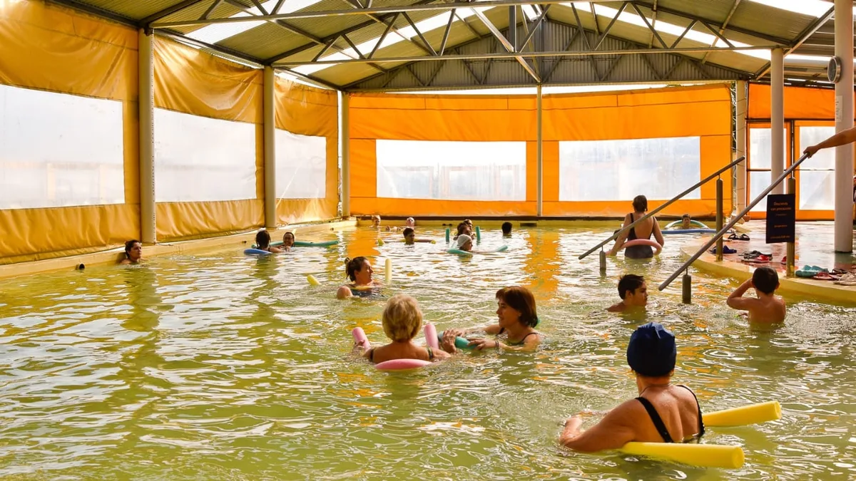Las termas con descuento para jubilados que tienen piletas cubiertas y están a 2 horas de Buenos Aires