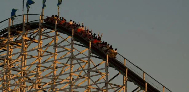 Jovem perde movimentos após passeio em montanha-russa de parque em SP