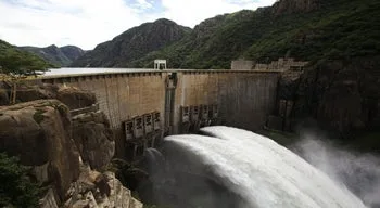 Barragem moçambicana da HCB em paragem no domingo para manutenção