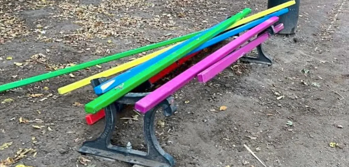 „Was stimmt mit Menschen nicht?“ – Unbekannte zerstören Regenbogenbank zum Gedenken an CSD-Anschlag