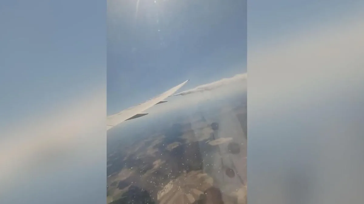 Harte Stunden über München: Passagiere filmen, wie Flugzeug vor der Notlandung Kerosin ablässt