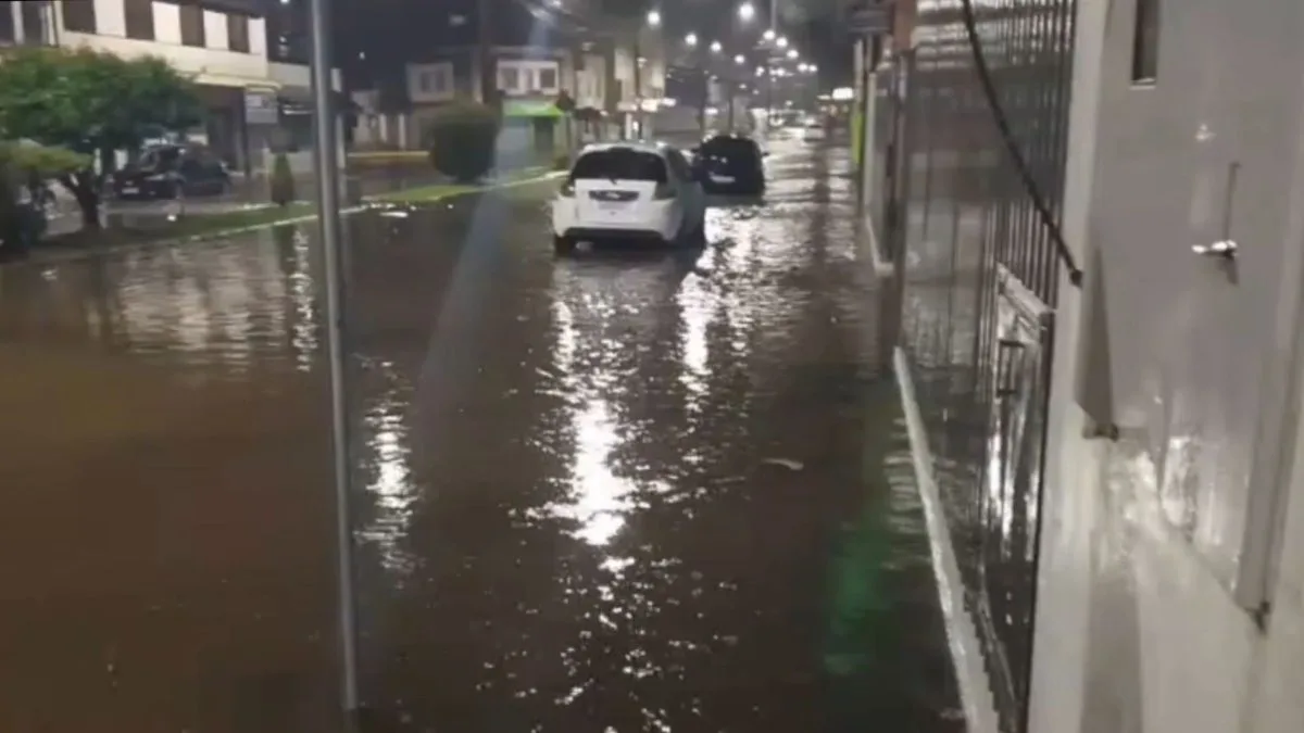 Chuva desaba no Norte de SC, água sobe rápido e alagamentos assustam moradores