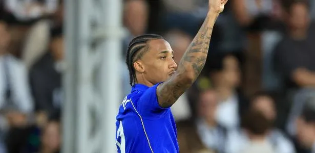 João Pedro faz gol, dá assistência, e Chelsea vence o Fulham pelo Inglês