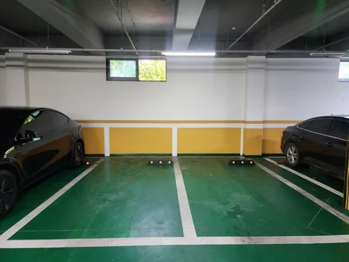 바닥 주차선이 벽까지…동작구 공영주차장에 '수직 주차선'