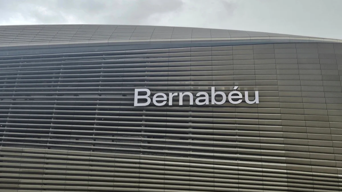 El escudo vuelve a la fachada del Bernabéu
