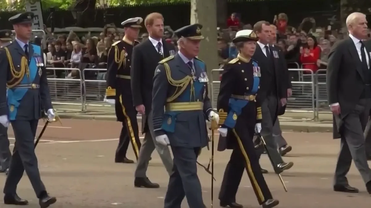 Trauerzug für die Queen - So wurde Harry zu Prinz Einsam