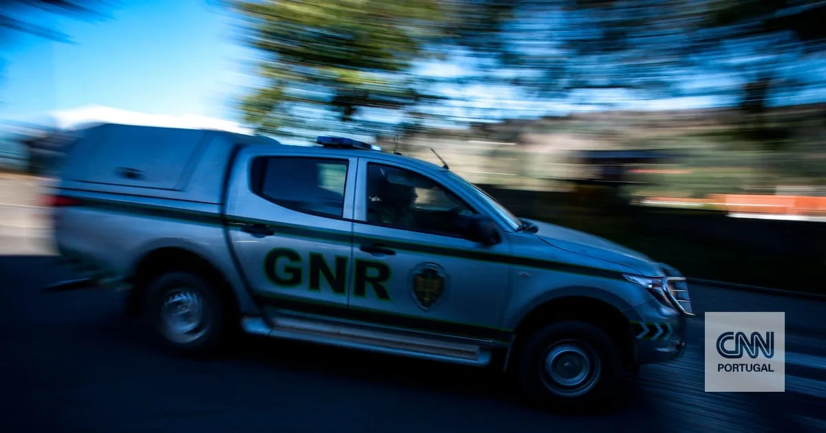 GNR descobre droga e munições em carro apreendido na A33. Duas pessoas foram detidas