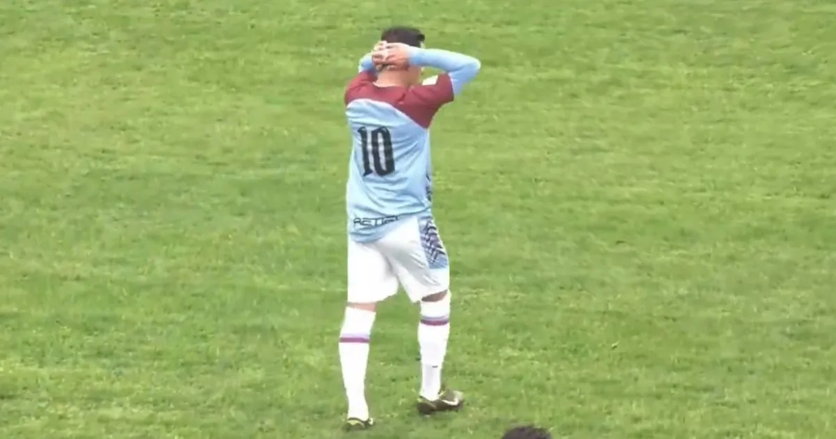 Insólita jugada en la Primera B: la UAI Urquiza pelea por no descender y su número 10 metió un golazo en contra desde mitad de cancha