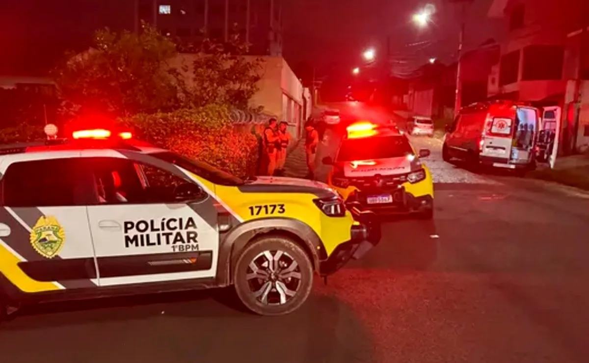 Jovem é cercado, agredido e apedrejado por cerca de 20 pessoas durante a madrugada em Ponta Grossa