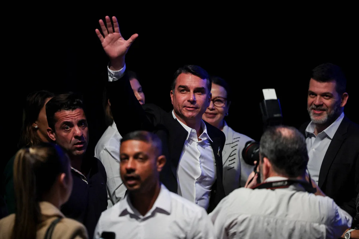 Flávio Bolsonaro é filiado a partido Missão, e registro de candidatura no TSE atrasa