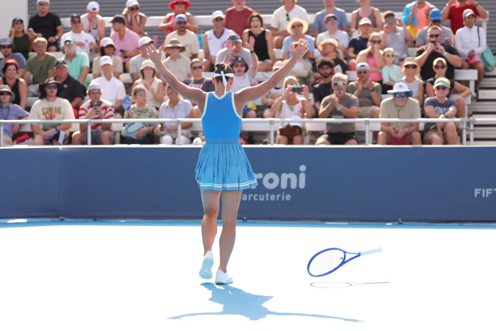 Kostyuk supera Andreeva pela 3ª vez no ano, Pegula também avança