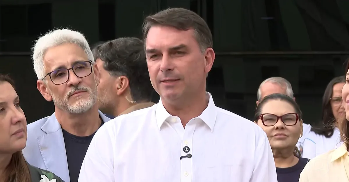 Flávio Bolsonaro faz primeira visita ao ex-presidente Jair Bolsonaro após fim de restrições do STF