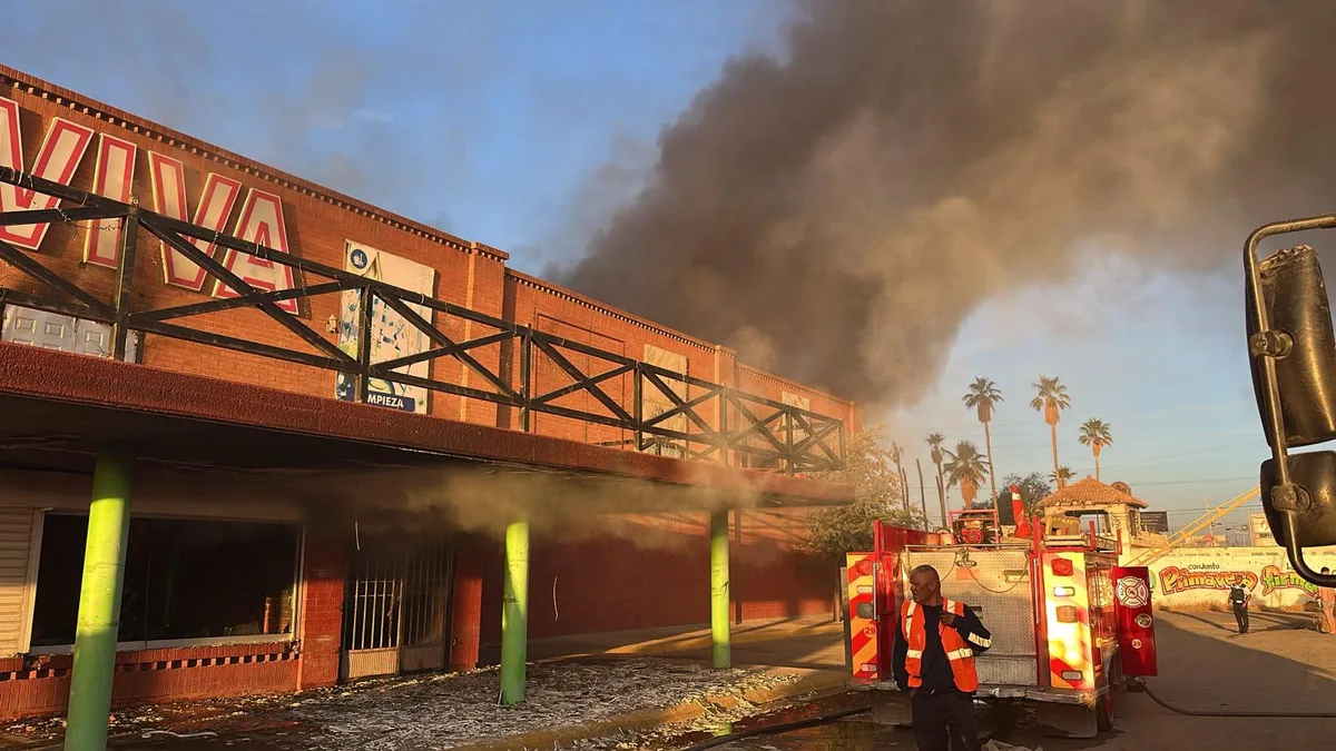 Incendio consume instalaciones de Casa Viva en Torreón