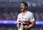 Calleri decide, São Paulo bate Vitória na volta de Lucas e respira