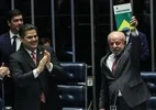 Congresso promulga fim da 6x1, e Lula levanta Constituição para comemorar