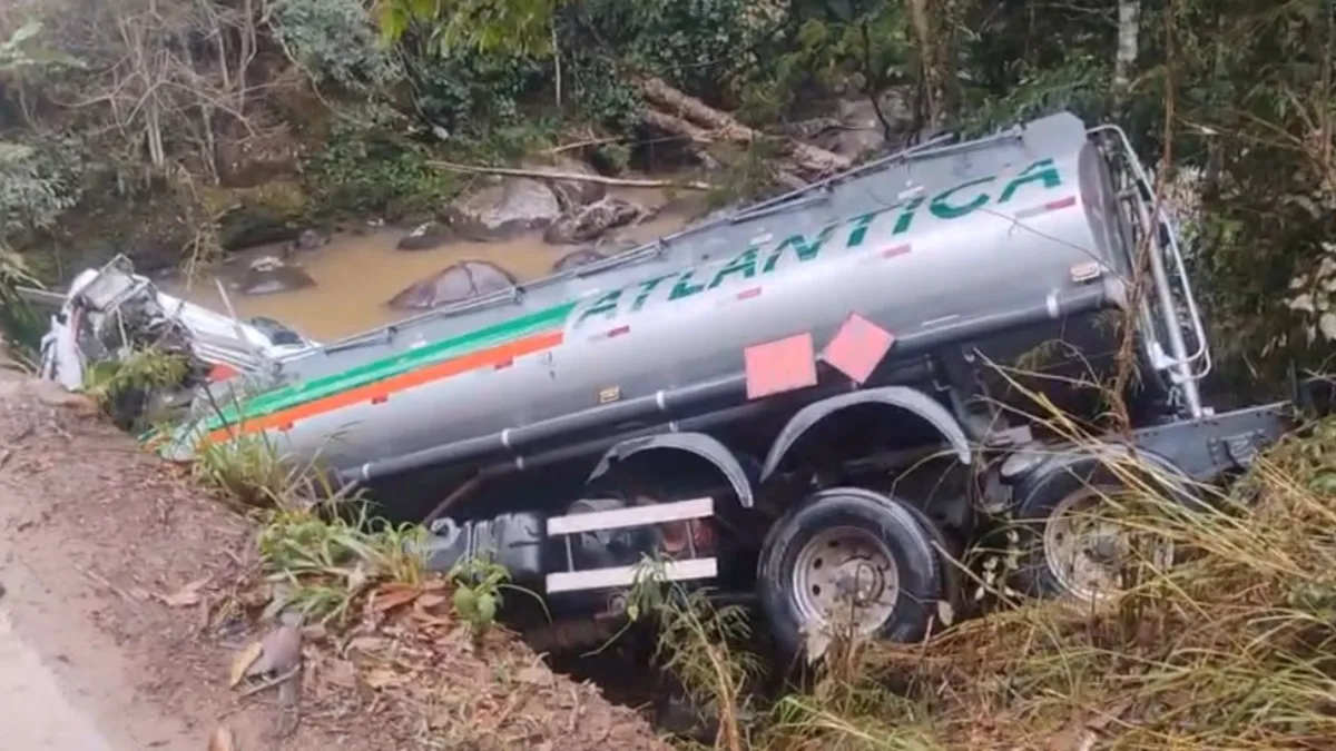 Caminhão-tanque cai de ponte em Ibitirama no ES; veja vídeo