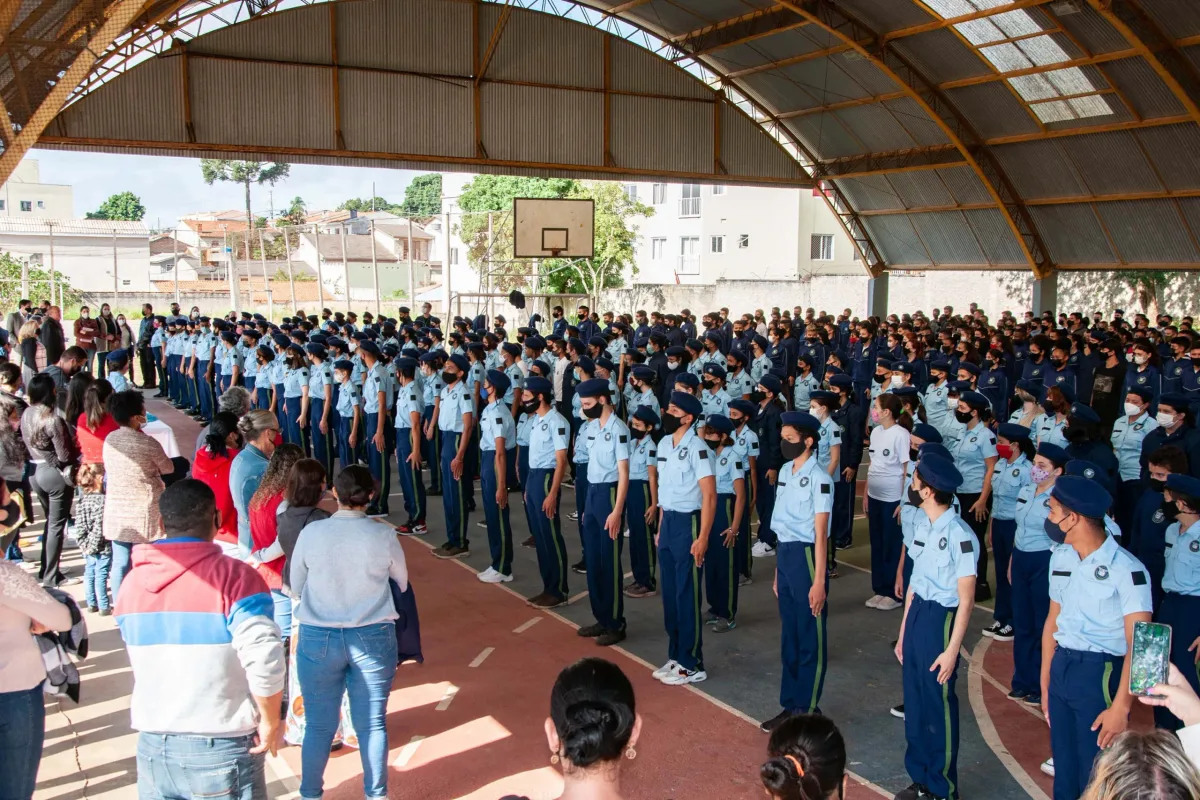 ‘Confunde disciplina com autoritarismo’: especialista critica proposta de escolas cívico-militares de Caiado