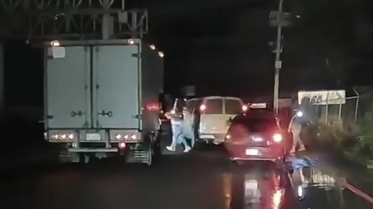 Automovilista graba asalto a transporte de carga en la México-Cuautla: conductora retrocede para evitar ser víctima en el tramo del Edomex