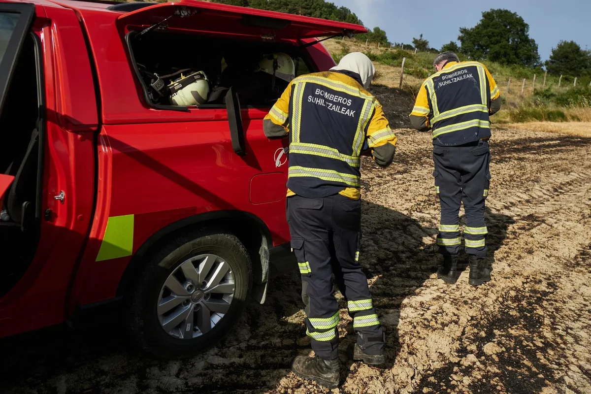 La orografía dificulta la extinción del incendio forestal de Urzainki